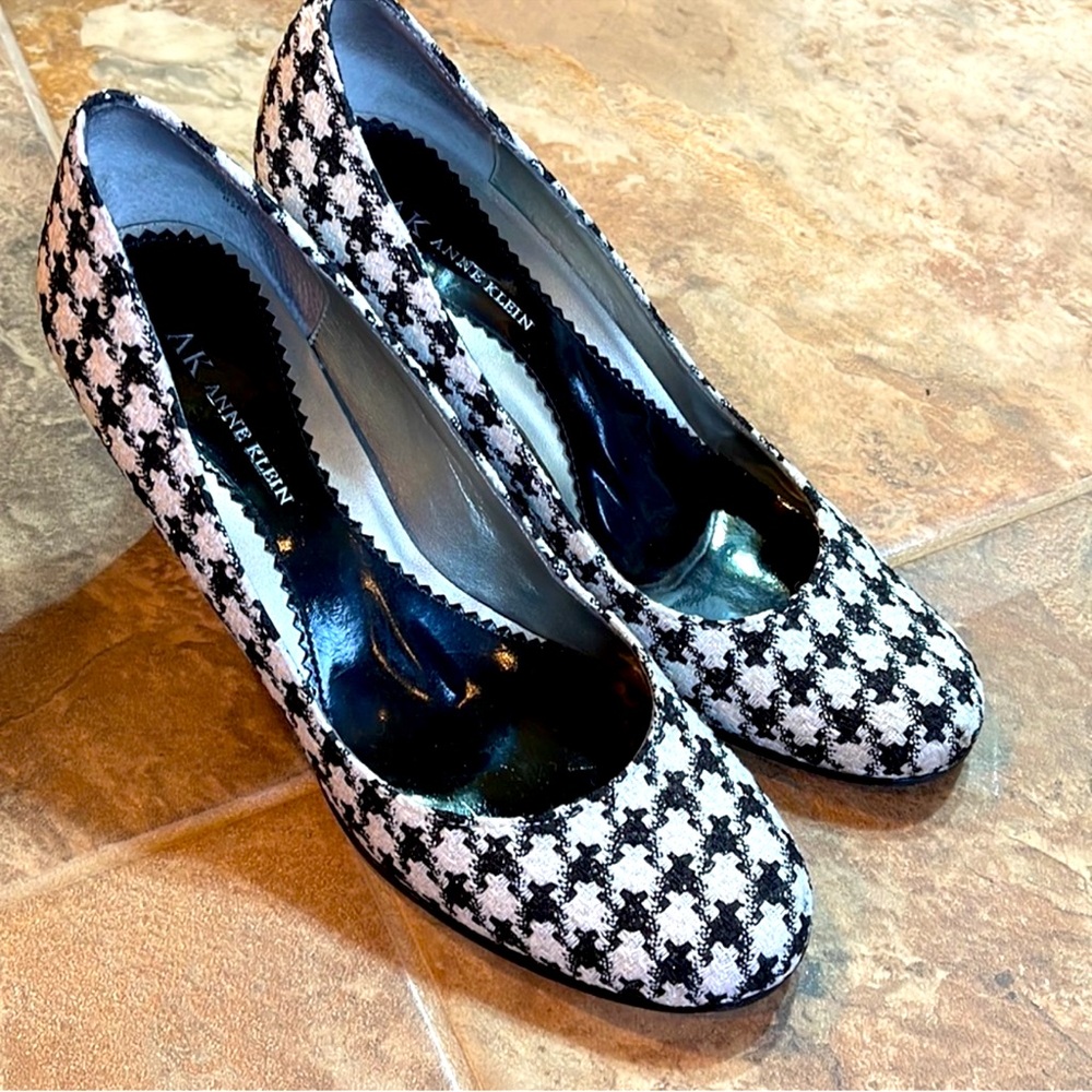 Anne Klein Houndstooth Fabric pumps in EUC